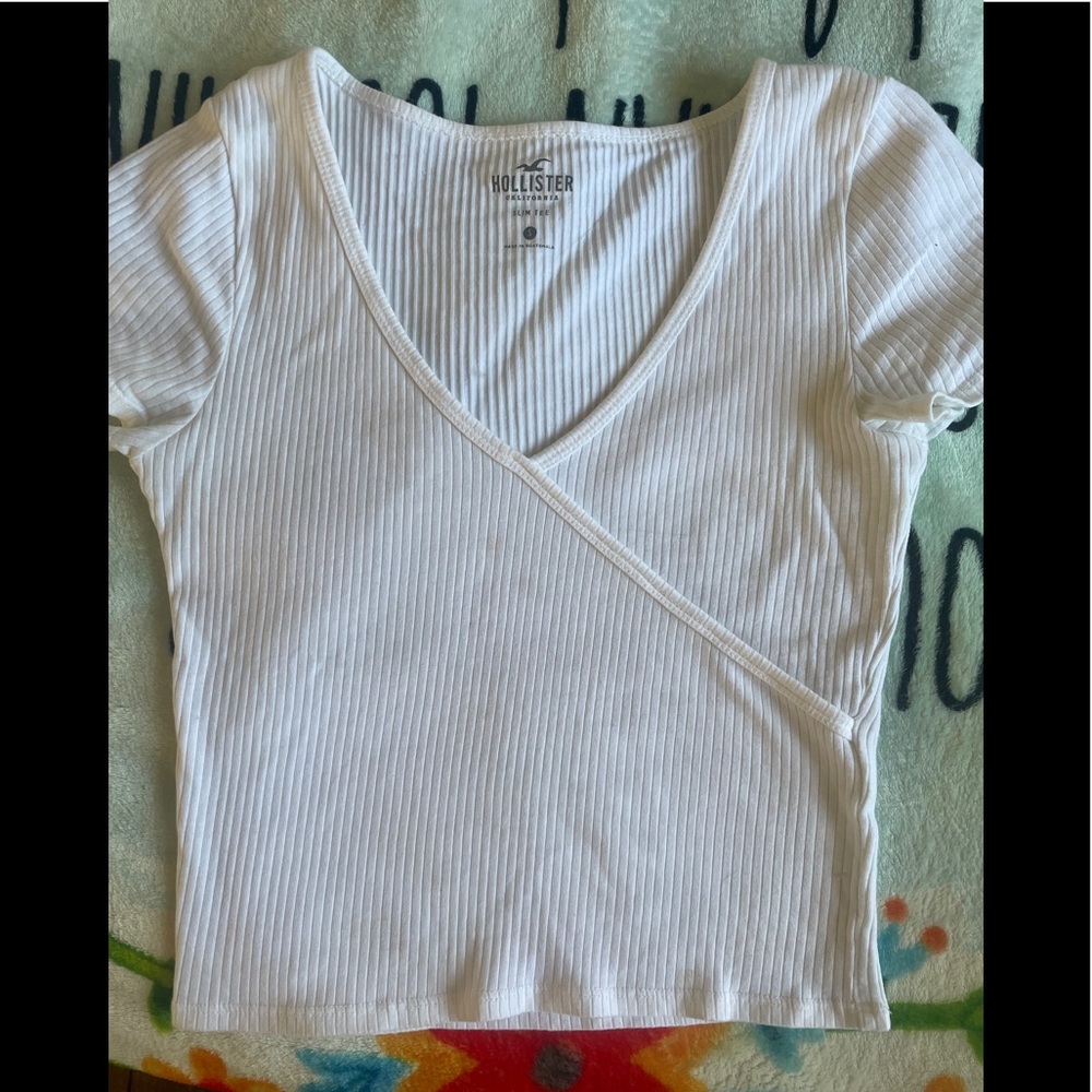 🤭 $10 Hollister ~ Rap White Top ~ SIZ Small